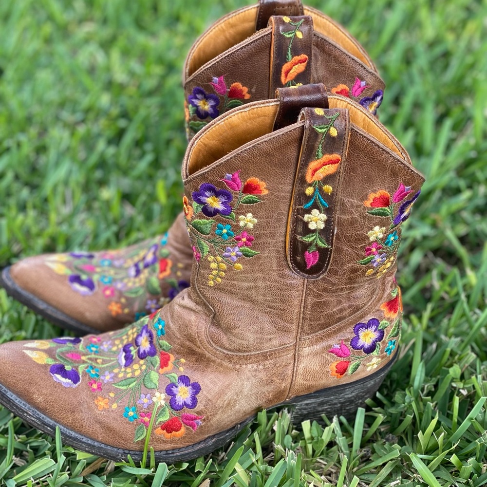 Old Gringo Sora short, embroidered flowers boots!
